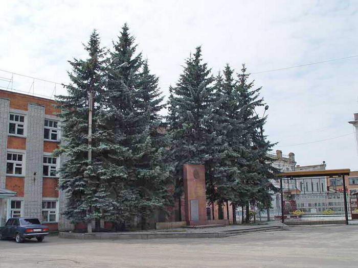 Памятник В.И. Ленину около фабрики