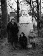 Памятник Пушкину на постаменте 1942 года